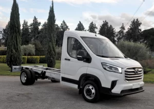 Furgone con telaio bianco di marchio Maxus