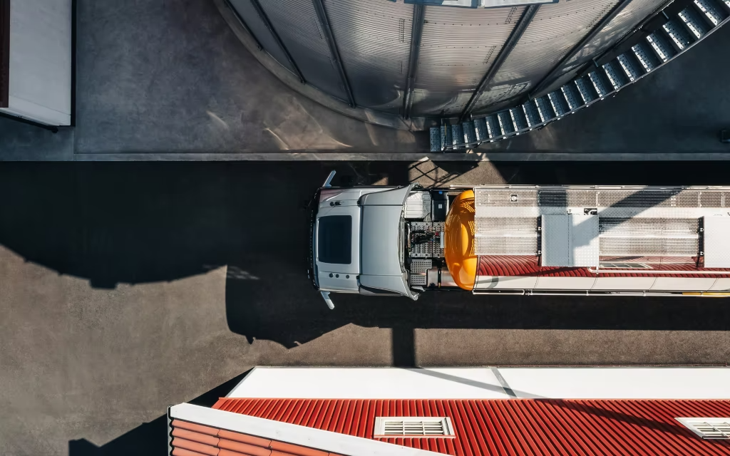 volvo-fm-parked-by-tank