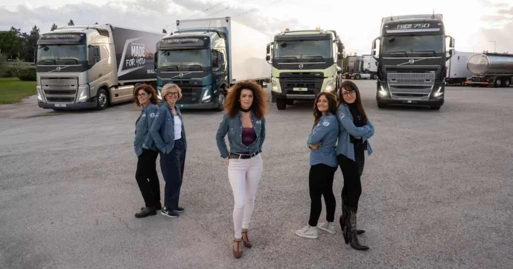 Membri femminili dello staff davanti a camion Volvo, pronte a supportarvi - Adriatica Veicoli Industriali